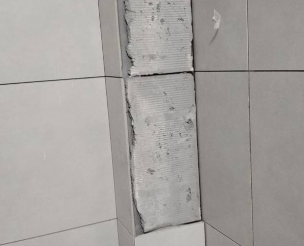瑞安瓷砖空鼓维修公司分享下瓷砖施工前基层浇水润湿程度不足，可能导致以下问题